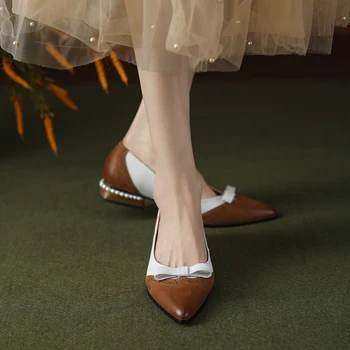 Женская обувь из коровьей кожи с острым носком и толстым каблуком, расшитая бисером, на высоком весенне-осеннем каблуке.